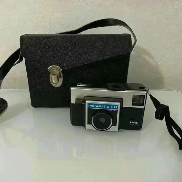Vintage Kodak Instamatic X-15 Camera w/ Carry Case, Flash Cubes, Film- Untested - Picture 2 of 16
